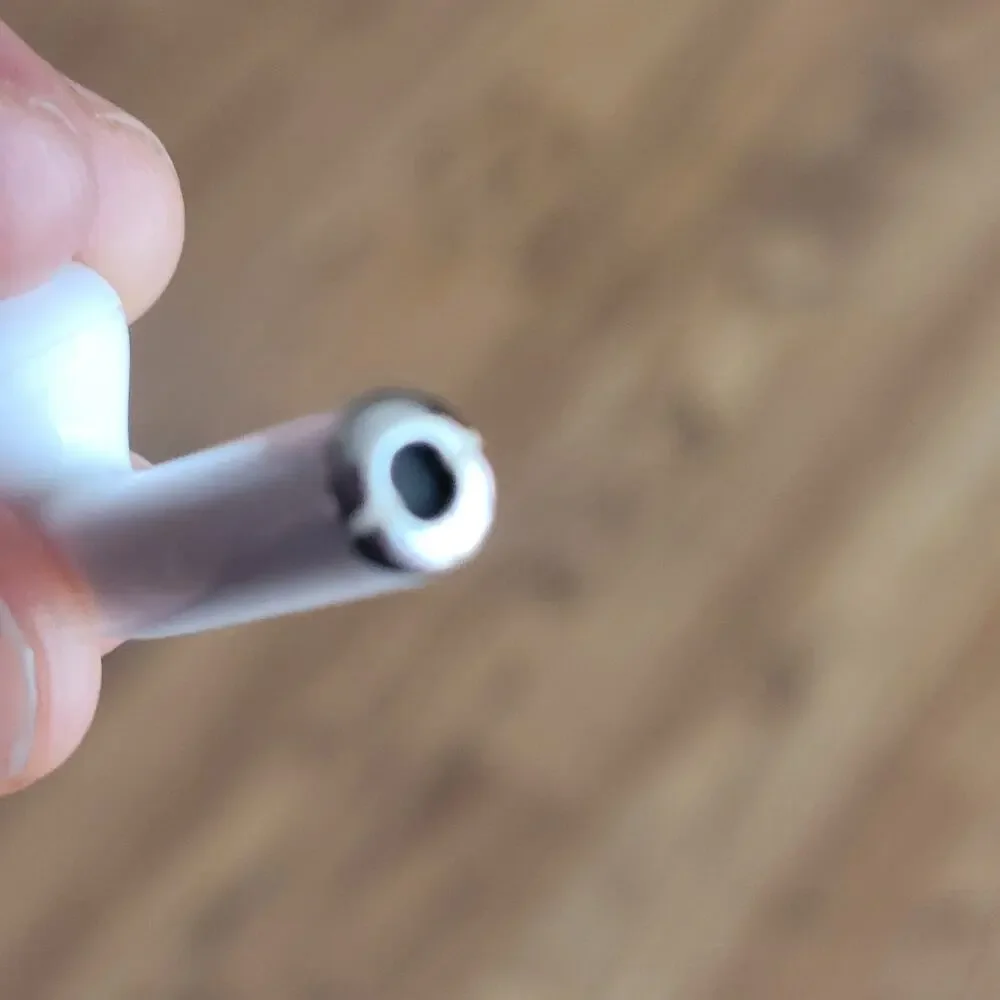Apple AirPods 2nd Gen RIGHT Earbud A2032 with charging case